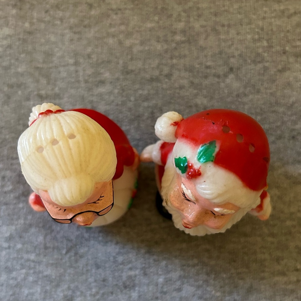 Vintage Kissing Santa and Mrs. Claus salt and pepper shakers - Picture 2 of 4